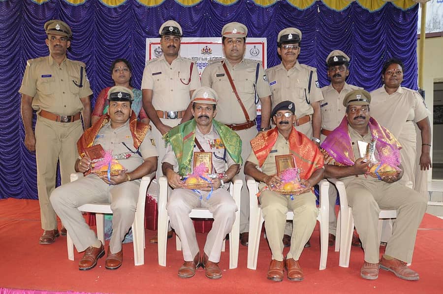 ಕಾರ್ಯಕ್ರಮದಲ್ಲಿ ಉಡುಪಿ ಜಿಲ್ಲೆಯ ಗೃಹ ರಕ್ಷಕದಳ ಸಿಬ್ಬಂದಿಗಳನ್ನು ಸನ್ಮಾನಿಸಲಾಯಿತು.ಪ್ರಜಾವಾಣಿ ಚಿತ್ರ