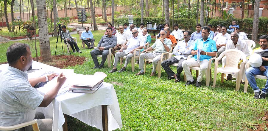 ಮೈಸೂರಿನ ಸರ್ವೆ ನಂಬರ್ 4, 39, 41ರ ಭೂಮಿ ಸಮಸ್ಯೆಗೆ ಪರಿಹಾರ ಕಂಡುಕೊಳ್ಳುವ ಕುರಿತು ಭೂ ಮಾಲೀಕರು ಮಂಗಳವಾರ ಸಭೆ ನಡೆಸಿದರು