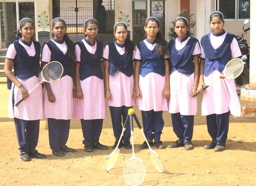 ಬಾಲ್ ಬ್ಯಾಡ್ಮಿಂಟನ್ನಲ್ಲಿ ಕ್ರೀಡಾ ಸಾಧನೆ ಮಾಡಿರುವ ವರಕನಹಳ್ಳಿಯ ಕಿತ್ತೂರು ರಾಣಿ ಚನ್ನಮ್ಮ ವಸತಿ ಶಾಲೆ ವಿದ್ಯಾರ್ಥಿನಿಯರು