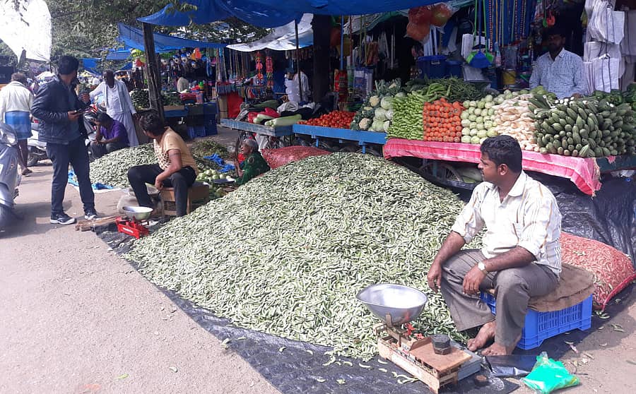 ಹಳೆ ಬಸ್ ನಿಲ್ದಾಣದಲ್ಲಿ ರಸ್ತೆ ಬದಿಯಲ್ಲಿ ಮಾರಾಟಕ್ಕಿರುವ ಅವರೆಕಾಯಿ