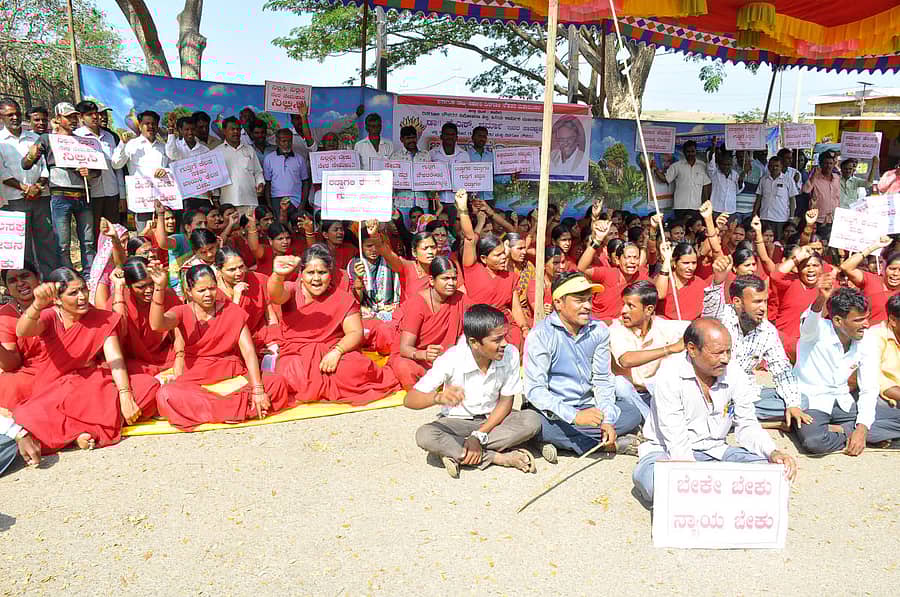 ವಿವಿಧ ಬೇಡಿಕೆಗಳ ಈಡೇರಿಕೆಗೆ ಒತ್ತಾಯಿಸಿ ರಾಜ್ಯ ಸರ್ಕಾರಿ ದಿನಗೂಲಿ ನೌಕರರ ಮಹಾಮಂಡಲದ ಜಿಲ್ಲಾ ಘಟಕದ ನೇತೃತ್ವದಲ್ಲಿ ಮಂಗಳವಾರ ಸರ್ಕಾರಿ ದಿನಗೂಲಿ ನೌಕರರು ಹಾವೇರಿ ಜಿಲ್ಲಾಡಳಿತ ಭವನದ ಮುಂಭಾಗದಲ್ಲಿ ಧರಣಿ ನಡೆಸಿದರು