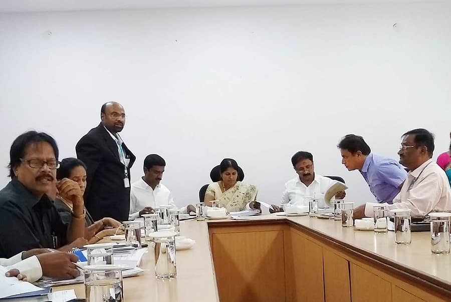 ರಾಜರಾಜೇಶ್ವರಿ ನಗರದ ಬಿಬಿಎಂಪಿ ವಲಯ ಕಚೇರಿಯಲ್ಲಿ ವಿವಿಧ ಅಭಿವೃದ್ಧಿ ಕಾಮಗಾರಿಗಳ ಪ್ರಗತಿ ಕುರಿತು ಮೇಯರ್ ಗಂಗಾಂಬಿಕೆ ಮಲ್ಲಿಕಾರ್ಜುನ್ ವರದಿ ಪರಿಶೀಲಿಸಿದರು. ಬಿಬಿಎಂಪಿ ವಿಶೇಷ ಆಯುಕ್ತ ಲೊಕೇಶ್, ಜಂಟಿ ಆಯುಕ್ತ ಎಚ್.ಬಾಲಶೇಖರ್, ಆಡಳಿತ ಪಕ್ಷದ ನಾಯಕ ಶಿವರಾಜು, ಉಪಮೇಯರ್ ಭದ್ರೇಗೌಡ, ಮುಖ್ಯ ಎಂಜಿನಿಯರ್ ನಾಗರಾಜು, ಉಪಆಯುಕ್ತ ಬೈರೇಗೌಡ ಇದ್ದಾರೆ