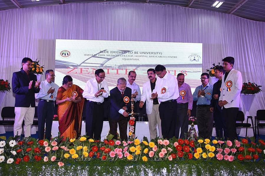 ವಿಜಯಪುರದ ಬಿ.ಎಲ್.ಡಿ.ಇ ಸಂಸ್ಥೆಯ ಬಿ.ಎಂ.ಪಾಟೀಲ ವೈದ್ಯಕೀಯ ಕಾಲೇಜಿನಲ್ಲಿ ಈಚೆಗೆ ನಡೆದ ಜೆನಿತ್ ವಾರ್ಷಿಕ ಕ್ರೀಡಾಕೂಟವನ್ನು ವಿ.ಆರ್.ಬೀಡು ಉದ್ಘಾಟಿಸಿದರು
