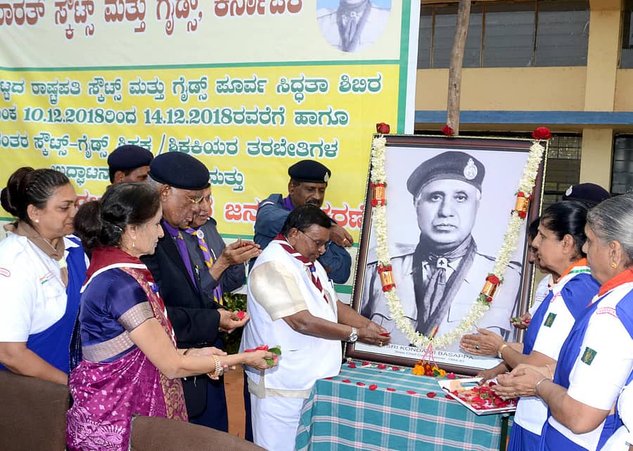ಕೊಂಡಜ್ಜಿ ಬಸಪ್ಪ ಅವರ ಭಾವಚಿತ್ರಕ್ಕೆ ಪುಷ್ಪನಮನ ಸಲ್ಲಿಸಿದ ರಾಜ್ಯಸಭಾ ಮಾಜಿ ಸದಸ್ಯ ಎಚ್.ಹನುಮಂತಪ್ಪ