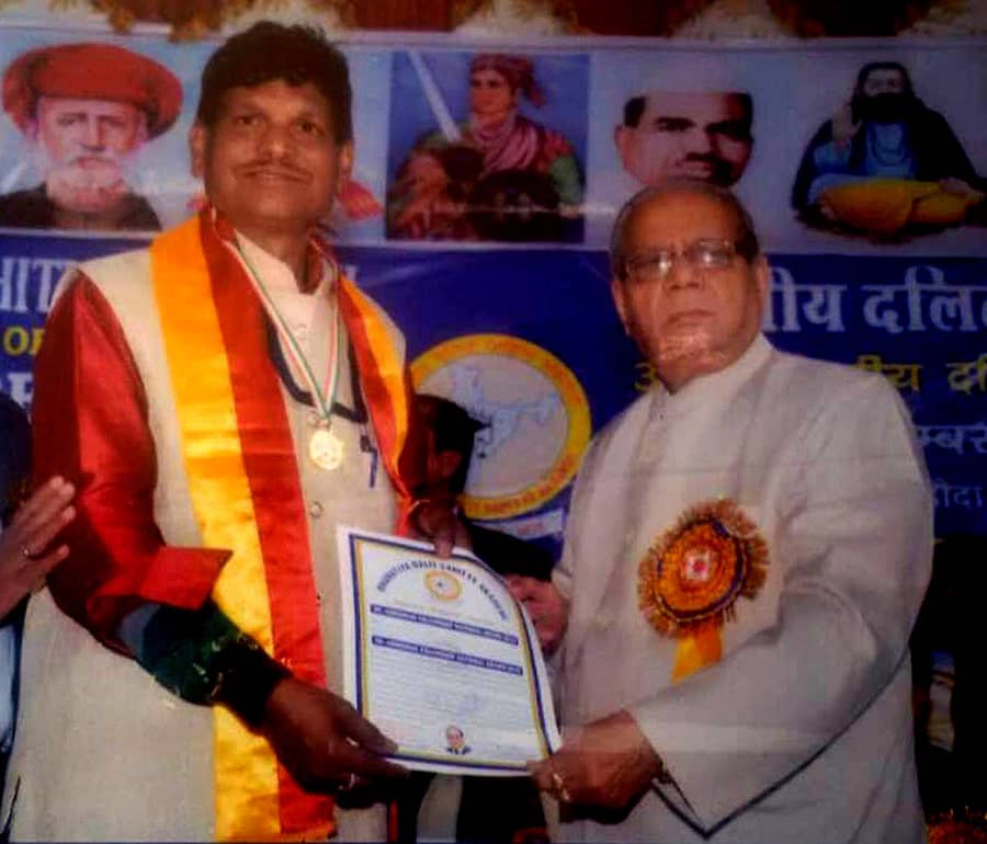 ನವದೆಹಲಿಯಲ್ಲಿ ಈಚೆಗೆ ನಡೆದ ಕಾರ್ಯಕ್ರಮದಲ್ಲಿ ಡಾ.ಕನ್ನಡ ಆಂಜಿನಪ್ಪ ಅವರಿಗೆ ರಾಷ್ಟ್ರೀಯ ಡಾ.ಬಿ.ಆರ್.ಅಂಬೇಡ್ಕರ್ ಫೆಲೋಶಿಪ್ ಆವಾರ್ಡ್–2018 ನೀಡಿ ಗೌರವಿಸಲಾಯಿತು