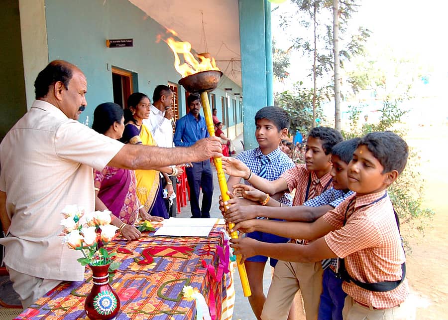ಕ್ರೀಡಾಜ್ಯೋತಿ ಸ್ವೀಕರಿಸಿದ ವಿದ್ಯಾಸಂಸ್ಥೆ ಕಾರ್ಯದರ್ಶಿ ಜಿ.ಎನ್.ಲಕ್ಷ್ಮೀನರಸಿಂಹ