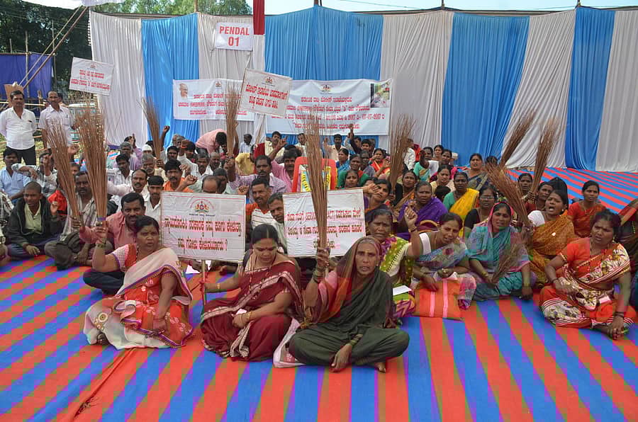 ಪೊಲೀಸ್ ಇಲಾಖೆಯಲ್ಲಿ ಕಾರ್ಯನಿರ್ವಹಿಸುತ್ತಿರುವ ಜಾಡಮಾಲಿಗಳು ತಮ್ಮನ್ನು ‘ಡಿ’ ಗ್ರೂಪ್ ನೌಕರರೆಂದು ಪರಿಗಣಿಸುವಂತೆ ಆಗ್ರಹಿಸಿ ಧರಣಿ ನಡೆಸಿದರು