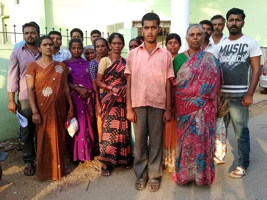 ವಂಚನೆಗೊಳಗಾದವರು ಹಾಸನ ಜಿಲ್ಲಾ ಪೊಲೀಸ್ ವರಿಷ್ಠಾಧಿಕಾರಿ ಕಚೇರಿಗೆ ಮನವಿ ಸಲ್ಲಿಸಿದರು.