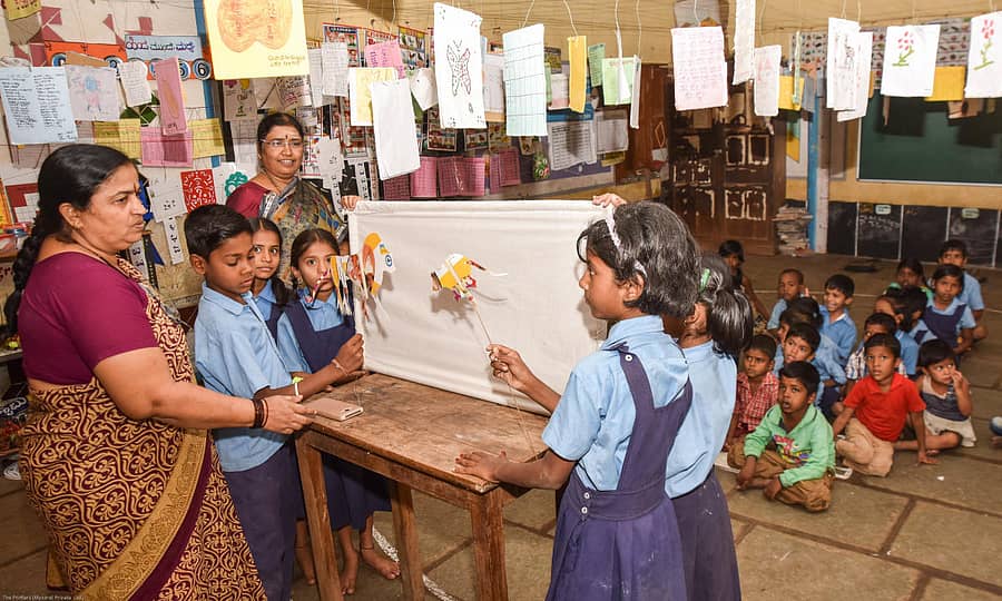 ಕಲಬುರ್ಗಿಯ ಸೂಪರ್‌ ಮಾರ್ಕೆಟ್‌ನ ಆಸೀಫ್‌ಗಂಜ್‌ನಲ್ಲಿರುವ ಸರ್ಕಾರಿ ಹಿರಿಯ ಪ್ರಾಥಮಿಕ ಶಾಲೆಯಲ್ಲಿ ನಲಿ–ಕಲಿ ಪಾಠ ಹೇಳುತ್ತಿರುವ ಶಿಕ್ಷಕಿ ವೈಜಯಂತಿ. ಮುಖ್ಯಶಿಕ್ಷಕಿ ನೀಲಮ್ಮ ಇದ್ದರುಪ್ರಜಾವಾಣಿ ಚಿತ್ರ: ಪ್ರಶಾಂತ್‌ ಎಚ್‌.ಜಿ.