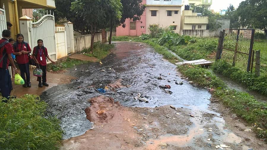 ನವೋದಯನಗರದ ಐದನೇ ಮುಖ್ಯರಸ್ತೆ ಬಳಿ ಇತ್ತೀಚೆಗೆ ಚರಂಡಿ ಉಕ್ಕಿ ಹರಿದಾಗ ಕಾಣಿಸಿಕೊಂಡ ಪರಿಸ್ಥಿತಿ