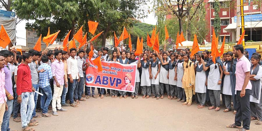 ಎಬಿವಿಪಿ ನೇತೃತ್ವದಲ್ಲಿ ಕಾಲೇಜು ವಿದ್ಯಾರ್ಥಿಗಳು ಜಿಲ್ಲಾಧಿಕಾರಿ ಕಚೇರಿ ಎದುರು ಪ್ರತಿಭಟಿಸಿದರು