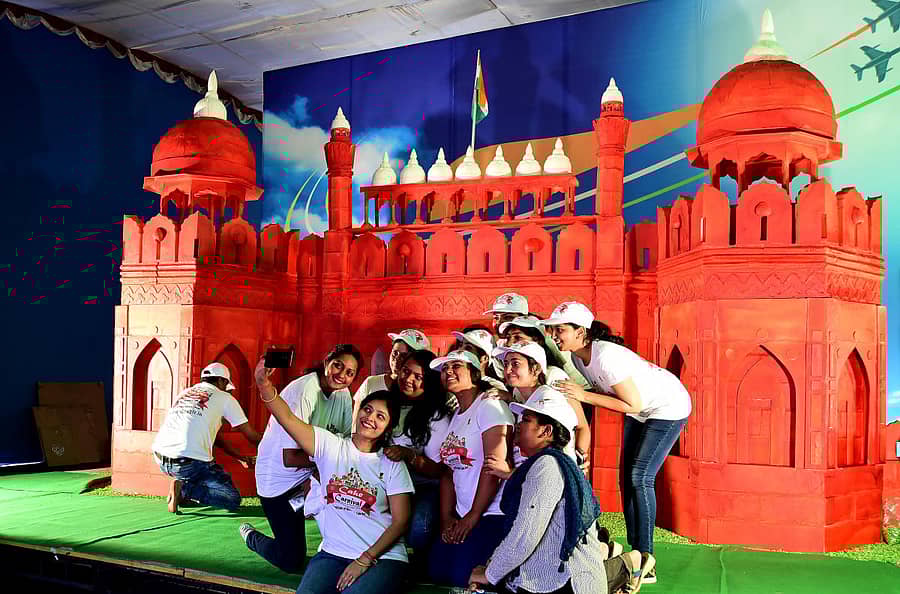 ನಗರದ ಸೈಂಟ್ ಜೋಸೆಫ್ಸ್ ಇಂಡಿಯನ್ ಹೈಸ್ಕೂಲ್ನ ಕ್ರೀಡಾಂಗಣದಲ್ಲಿ ಆಯೋಜಿಸಲಾಗಿರುವ ವಾರ್ಷಿಕ ಕ್ರಿಸ್ಮಸ್ ಕೇಕ್ಮೇಳದಲ್ಲಿ ಪ್ರಮುಖ ಆಕರ್ಷಣೆಯಾಗಿರುವ ಕೆಂಪುಕೋಟೆಯ ರುಪದಲ್ಲಿ ಅರಳಿರುವ ಕೇಕ್ -ಪ್ರಜಾವಾಣಿ ಚಿತ್ರ/ ಕೃಷ್ಣಕುಮಾರ್ ಪಿ. ಎಸ್