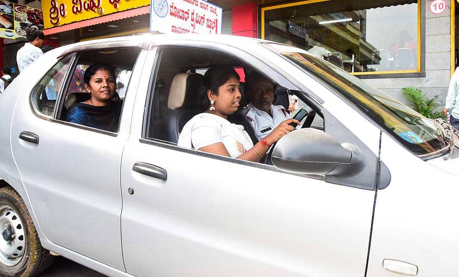 ಬಿಎಂಟಿಸಿ ಸಂಸ್ಥೆಯಲ್ಲಿ ಭಾರೀ ವಾಹನ ಚಾಲನಾ ತರಬೇತಿಯಲ್ಲಿ ಪಾಲ್ಗೊಂಡಿರುವ ಯುವತಿಯರು–ಪ್ರಜಾವಾಣಿ ಚಿತ್ರ