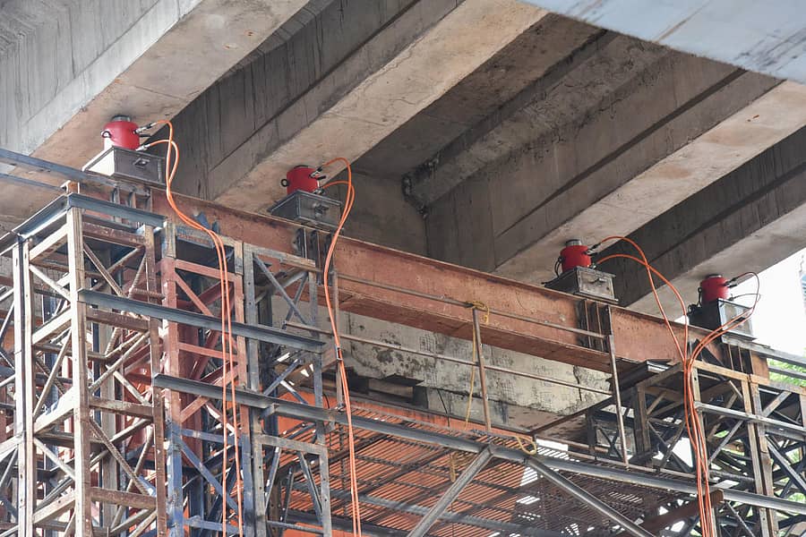 ಟ್ರಿನಿಟಿ ನಿಲ್ದಾಣದ ಬಳಿ ಮೆಟ್ರೊ ಸೇತುವೆಯ ಕ್ರಾಸ್ ಬೀಮ್ ದುರಸ್ತಿಗೆ 200 ಟನ್ ಭಾರ ನಿಭಾಯಿಸುವ ಸಾಮರ್ಥ್ಯದ ಹೈಡ್ರಾಲಿಕ್ ಜಾಕ್ ಅಳವಡಿಸಲಾಗಿದೆ