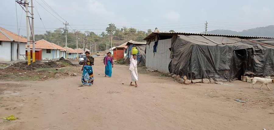 ಕುಶಾಲನಗರ ಸಮೀಪದ ಬ್ಯಾಡಗೊಟ್ಟ ಗ್ರಾಮದಲ್ಲಿರುವ ದಿಡ್ಡಳ್ಳಿ ನಿರಾಶ್ರಿತರ ಪುನರ್ವಸತಿ ಕೇಂದ್ರ