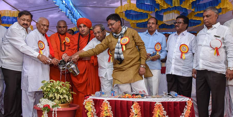 ದಾವಣಗೆರೆ ನಾಯಕ ವಿದ್ಯಾರ್ಥಿ ನಿಲಯದಲ್ಲಿ ನೂತನವಾಗಿ ನಿರ್ಮಿಸಿರುವ ವಾಲ್ಮೀಕಿ ಸಾಂಸ್ಕೃತಿಕ ಸಭಾಭವನದ ಊಟದ ಹಾಲ್‌, ವಸತಿ ಕೊಠಡಿಗಳು, ಅಡುಗೆಮನೆ, ಗ್ರಂಥಾಲಯ, ವಾಚನಾಲಯ, ಕಂಪ್ಯೂಟರ್‌ ತರಬೇತಿ ಕೇಂದ್ರಗಳ ಉದ್ಘಾಟನೆ ಕಾರ್ಯಕ್ರಮಕ್ಕೆ ಗಿಡಕ್ಕೆ ನೀರುಣಿಸಿ ಚಾಲನೆ ನೀಡಲಾಯಿತು