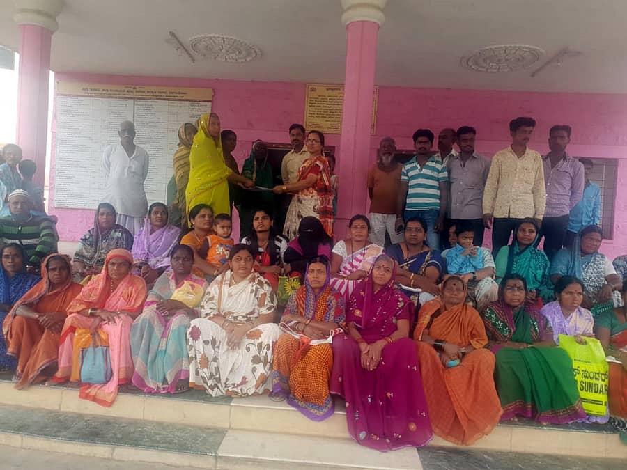 ಮುಧೋಳದ ವಾಜಪೇಯಿ ನಗರದ ನಿವಾಸಿಗಳು ನಿರಾಣಿ ಇಟಿಪಿ ಘಟಕದಲ್ಲಿ ಸಂಭವಿಸಿದ ಸ್ಪೋಟ್ ದಿಂದ ತಮ್ಮ ಮನೆಗಳಿಗೆ ಹಾನಿಯಾಗಿದೆ ಎಂದು ನಗರಸಭೆ ವ್ಯವಸ್ಥಾಪಕಿ ಭಾರತಿ ಜೋಷಿ ಅವರಿಗೆ ಮನವಿ ಸಲ್ಲಿಸಿದರು