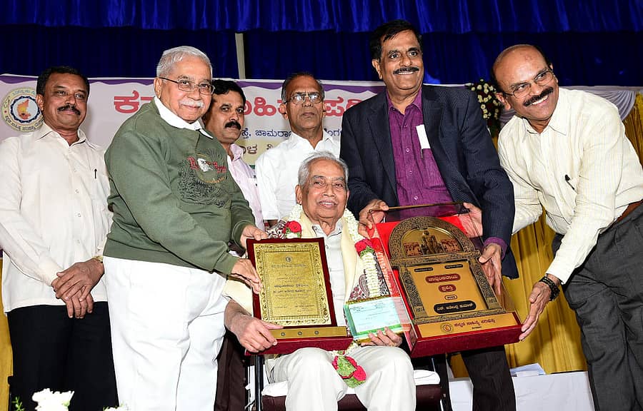 ಸಾಹಿತಿ ಚಂದ್ರಶೇಖರ ಕಂಬಾರ ಅವರು ಎಸ್.ಜೀತೇಂದ್ರ ಕುಮಾರ್ ಅವರಿಗೆ ಚಾವುಂಡರಾಯ ಪ್ರಶಸ್ತಿ ಪ್ರದಾನ ಮಾಡಿದರು. (ಎಡದಿಂದ) ಕಸಾಪದ ಗೌರವ ಕಾರ್ಯದರ್ಶಿಗಳಾದ ವ.ಚ.ಚನ್ನೇಗೌಡ, ರಾಜಶೇಖರ ಹತಗುಂದಿ, ಗೌರವ ಕೋಶಾಧ್ಯಕ್ಷ ಪಿ.ಮಲ್ಲಿಕಾರ್ಜುನಪ್ಪ, ಮನು ಬಳಿಗಾರ ಹಾಗೂ ಪದ್ಮರಾಜ ದಂಡಾವತಿ ಇದ್ದಾರೆ - ಪ್ರಜಾವಾಣಿ ಚಿತ್ರ