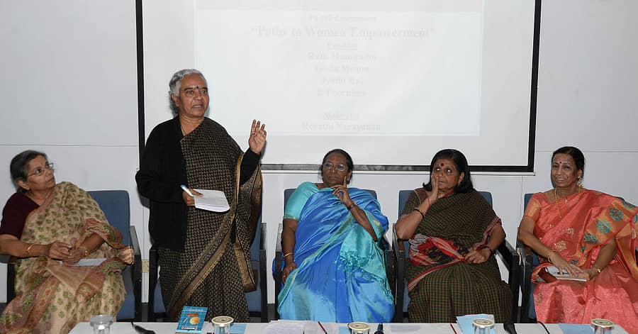 ಸಂವಾದದಲ್ಲಿ ಜ್ಯೋತಿ ರಾಜ್ ಮಾತನಾಡಿದರು. ರೇವತಿ ನಾರಾಯಣನ್ (ಎಡದಿಂದ), ರೂತ್ ಮನೋರಮಾ, ಗೀತಾ ಮೆನನ್, ಆರ್. ಪೂರ್ಣಿಮಾ ಇದ್ದರು