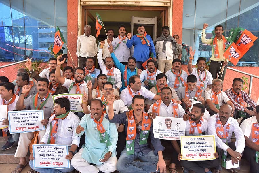 ಬಿಜೆಪಿ ಮಹಾನಗರ ಜಿಲ್ಲಾ ಘಟಕದ ಕಾರ್ಯಕರ್ತರು ಹುಬ್ಬಳ್ಳಿಯ ತಹಶೀಲ್ದಾರ್ ಕಚೇರಿ ಎದುರು ಪ್ರತಿಭಟನೆ ನಡೆಸಿದರು–ಪ್ರಜಾವಾಣಿ ಚಿತ್ರ