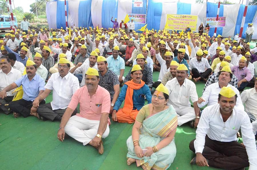 ವಿವಿಧ ಬೇಡಿಕೆ ಈಡೇರಿಕೆಗೆ ಆಗ್ರಹಿಸಿ ಕಾಟಿಕ ಸಮಾಜದವರು ಪ್ರತಿಭಟನೆ ನಡೆಸಿದರು