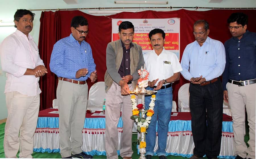 ಹಾವೇರಿ ಜಿಲ್ಲಾ ಆರೋಗ್ಯ ಭವನದಲ್ಲಿ ಗುರುವಾರ ನಡೆದ ತಂಬಾಕು ಸೇವನೆ ನಿಯಂತ್ರಣ ಹಾಗೂ ಕೊಪ್ಟಾ ಕಾಯ್ದೆ 2003ರ ಕುರಿತ ಅರಿವು ಕಾರ್ಯಕ್ರಮವನ್ನು ಜಿಲ್ಲಾ ಆರೋಗ್ಯಾಧಿಕಾರಿ ಡಾ.ರಾಘವೇಂದ್ರ ಸ್ವಾಮಿ ಉದ್ಘಾಟಿಸಿದರು