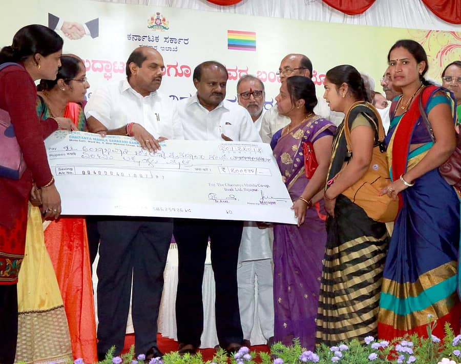 ಬೆಳಗಾವಿಯಲ್ಲಿ ಗುರುವಾರ ಕಾಯಕ ಯೋಜನೆಯ ಫಲಾನುಭವಿಗಳಿಗೆ ಮುಖ್ಯಮಂತ್ರಿ ಎಚ್.ಡಿ. ಕುಮಾರಸ್ವಾಮಿ ಚೆಕ್ ವಿತರಿಸಿದರು. ಸಹಕಾರ ಸಚಿವ ಬಂಡೆಪ್ಪ ಕಾಶೆಂಪೂರ ಉಪಸ್ಥಿತರಿದ್ದರು