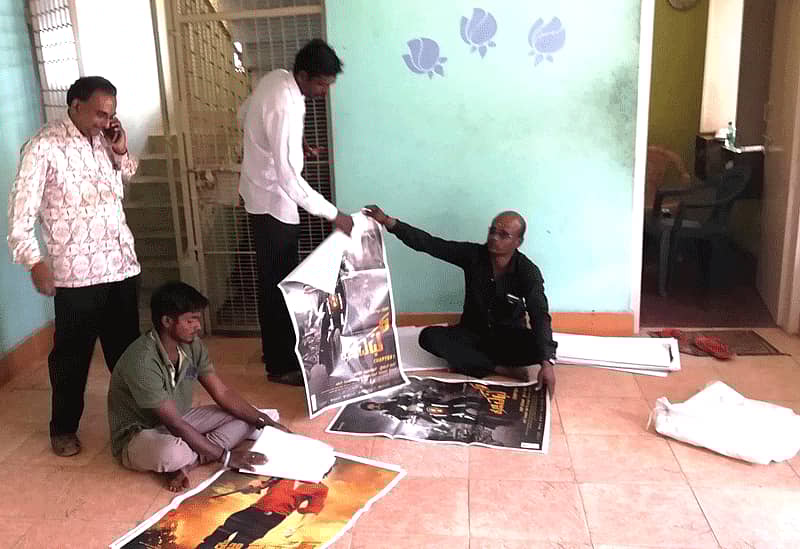 ಕೆಜಿಎಫ್‌ನ ಮೀನಾಕ್ಷಿ ಚಿತ್ರಮಂದಿರದಲ್ಲಿ ಕೆಜಿಎಫ್‌ ಚಿತ್ರದ ಪೋಸ್ಟರ್‌ಗಳ ಪಾರ್ಸೆಲ್‌ನ್ನು ಗುರುವಾರ ಚಿತ್ರಮಂದಿರದ ನೌಕರರು ಪರಿಶೀಲಿಸಿದರು