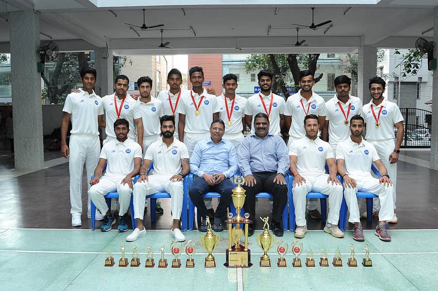 ಜೆ.ಯು. ಸೆಂಟರ್ ಫಾರ್ ಮ್ಯಾನೇಜ್ಮೆಂಟ್ ಸ್ಟಡೀಸ್ ಆಶ್ರಯದಲ್ಲಿ ನಡೆದ ಕಾಲೇಜು ಪ್ರೀಮಿಯರ್ ಲೀಗ್ (ಸಿಪಿಎಲ್) ಟ್ವೆಂಟಿ–20 ಕ್ರಿಕೆಟ್ ಟೂರ್ನಿಯಲ್ಲಿ ಪ್ರಶಸ್ತಿ ಜಯಿಸಿದ ಜೈನ್ ವಿಶ್ವವಿದ್ಯಾಲಯದ ಪುರುಷರ ತಂಡದವರು ಟ್ರೋಫಿಯೊಂದಿಗೆ ಸಂಭ್ರಮಿಸಿದರು. (ನಿಂತವರು, ಎಡದಿಂದ) ಆದಿತ್ಯ ಗೋಯಲ್, ನಮಿತ್ ಗುಪ್ತಾ, ಫೈಜಾನ್, ಜಸ್ವಂತ್ ಆಚಾರ್ಯ, ಅಮನ್ ಖಾನ್, ಮೊಹಮ್ಮದ್ ಜಾಫರ್ ಅಲಿ, ಶುಭಂ, ವಿಷ್ಣು ಜೈನ್, ವರ್ಷಿತ್ ರೆಡ್ಡಿ ಮತ್ತು ಸೂರ್ಯ ಶ್ರೀನಿವಾಸ್. (ಕುಳಿತವರು) ರೋಹನ್ ನಾಯ್ಕರ್ (ಉಪ ನಾಯಕ), ಕಿಶೋರ್ ಕಾಮತ್, ಚೆನ್ರಾಜ್ ರಾಯ್ಚಂದ್ (ಮುಖ್ಯಸ್ಥರು, ಜೈನ್ ಸಮೂಹ ಸಂಸ್ಥೆಗಳು), ಯು.ವಿ.ಶಂಕರ್ (ಕ್ರೀಡಾ ನಿರ್ದೇಶಕರು), ಪ್ರಣವ್ ಭಾಟಿಯಾ (ನಾಯಕ) ಮತ್ತು ಆಯುಧ್ ಶರ್ಮಾ.