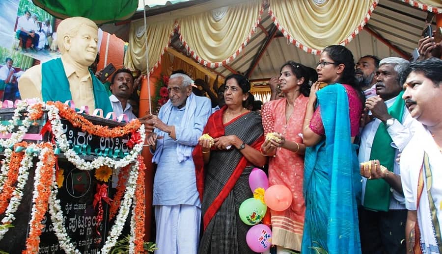 ವಿಶ್ವ ರೈತ ದಿನಾಚರಣೆ ಅಂಗವಾಗಿ ಪಾಂಡವಪುರ ತಾಲ್ಲೂಕಿನ ಎಣ್ಣೆಹೊಳೆ ಕೊಪ್ಪಲುವಿನಲ್ಲಿ ಭಾನುವಾರ ರೈತ ನಾಯಕ ಕೆ.ಎಸ್.ಪುಟ್ಟಣ್ಣಯ್ಯ ಅವರ ಪುತ್ಥಳಿಯನ್ನು ಎಚ್‌.ಎಸ್.ದೊರೆಸ್ವಾಮಿ ಅನಾವರಣಗೊಳಿಸಿದರು