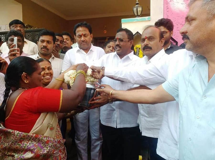 ಶೆಟ್ಟಿಹಳ್ಳಿ ವಾರ್ಡ್ನಲ್ಲಿ ಕಾವೇರಿ ನೀರಿನ ಸಂಪರ್ಕಕ್ಕೆ ಶಾಸಕ ಆರ್.ಮಂಜುನಾಥ್, ಪಾಲಿಕೆ ಸದಸ್ಯ ಕೆ.ನಾಗಭೂಷಣ್, ಕೆಪಿಸಿಸಿ ಸದಸ್ಯ ಪಿ.ಎನ್.ಕೃಷ್ಣಮೂರ್ತಿ ಸ್ಥಳೀಯ ಮಹಿಳೆಯರಿಗೆ ಕೊಡದಲ್ಲಿ ನೀರನ್ನು ನೀಡುವ ಮೂಲಕ ಚಾಲನೆ ನೀಡಿದರು