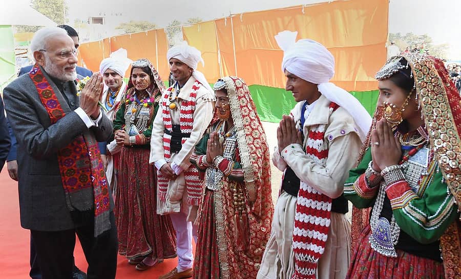ಹಿಮಾಚಲ ಪ್ರದೇಶ ಸರ್ಕಾರದ ಒಂದು ವರ್ಷದ ಸಾಧನೆ ಬಿಂಬಿಸುವ ವಸ್ತು ಪ್ರದರ್ಶನಕ್ಕೆ ಭೇಟಿ ನೀಡಿದ ಪ್ರಧಾನಿ ನರೇಂದ್ರ ಮೋದಿ ಅವರನ್ನು ಧರ್ಮಶಾಲಾದಲ್ಲಿ ಜನಪದ ಕಲಾವಿದರು ಸ್ವಾಗತಿಸಿದರು --–ಪಿಟಿಐ ಚಿತ್ರ