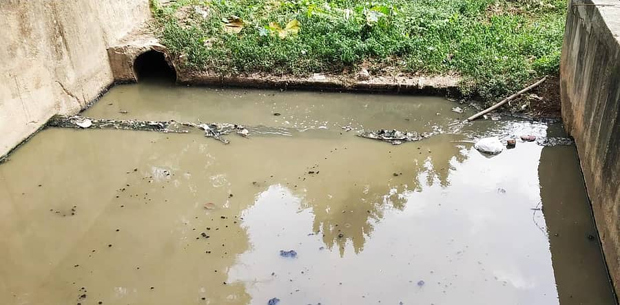  ಕೆರೆಯ ತೂಬಿನ ಮೂಲಕ ಕೊಳಚೆ ನೀರು ಕೆರೆಯನ್ನು ಸೇರುತ್ತಿದೆ.