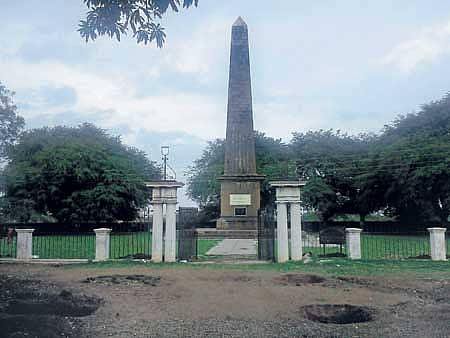 ಮಹರ್ ಸೈನಿಕರ ನೆನಪಿನಲ್ಲಿ ನಿರ್ಮಿಸಲಾದ ಶಿಲಾ ಸ್ಮಾರಕ