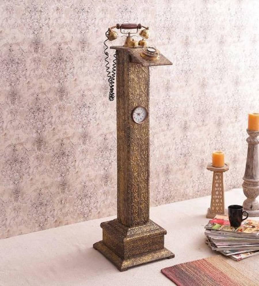 ಕಂಚು ಮತ್ತು ಮರದಲ್ಲಿ ನಿರ್ಮಿಸಿರುವ ರೆಟ್ರೊ ಶೈಲಿಯ ದೂರವಾಣಿ ಮತ್ತು ಗಡಿಯಾರ (ಪೆಪ್ಪರ್ಫ್ರೈ)