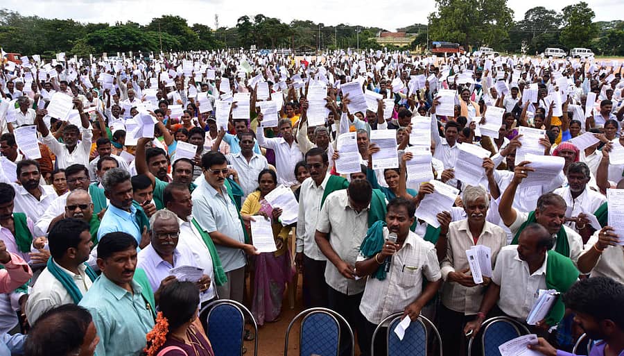 ಸಾಲ ಮನ್ನಾ ಬೇಡಿಕೆಗೆ ಆಗ್ರಹಿಸಿ ರಾಜ್ಯ ರೈತಸಂಘಟನೆಗಳ ಒಕ್ಕೂಟವು ಮೈಸೂರಿನ ಮಹಾರಾಜಾ ಮೈದಾನದಲ್ಲಿ ಪ್ರತಿಭಟನೆ ನಡೆಸಿತ್ತು