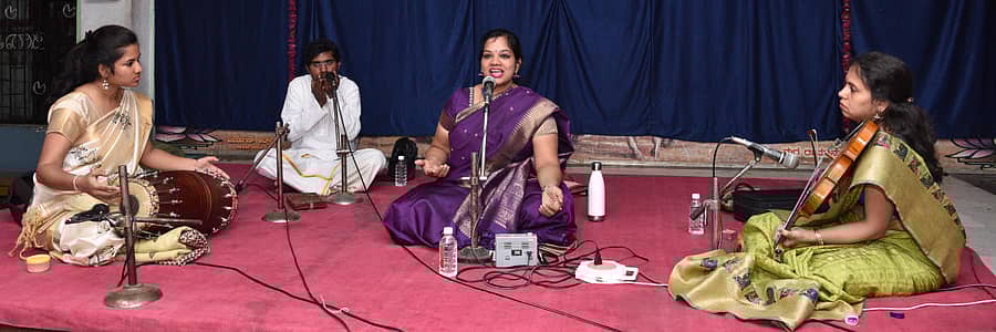 ಸಂಗೀತ ಕಾರ್ಯಕ್ರಮ ನಡೆಸಿಕೊಟ್ಟ ಕಲಾವಿದರು