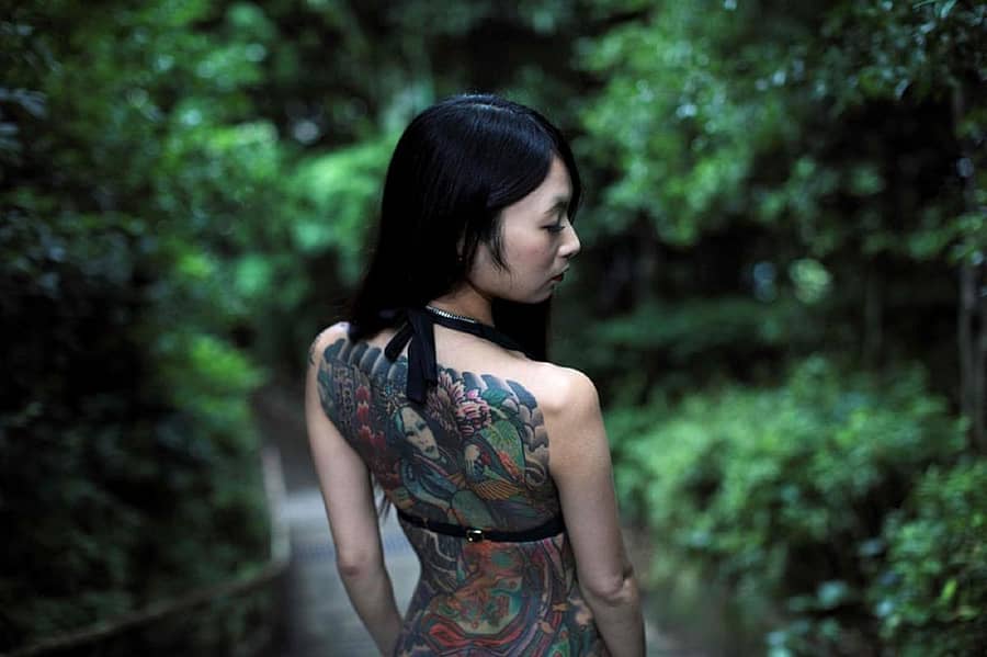 ಟೋಕಿಯೊದ ಉದ್ಯಾನದಲ್ಲಿ ಹಚ್ಚೆ ಪ್ರದರ್ಶನ ಮಾಡುತ್ತಿರುವ ರೂಪದರ್ಶಿ ಯೂಕಿ