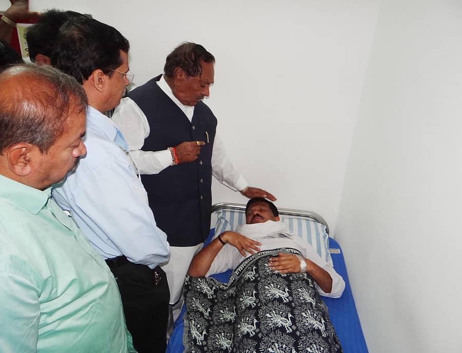 ಶಿವಮೊಗ್ಗ ಶಂಕರ ಕಣ್ಣಿನ ಆಸ್ಪತ್ರೆಯಲ್ಲಿ ಚಿಕಿತ್ಸೆ ಪಡೆಯುತ್ತಿದ್ದ ಹೊಸದುರ್ಗ ಶಾಸಕ ಗೂಳಿಹಟ್ಟಿ ಶೇಖರ್ ಅವರ ಆರೋಗ್ಯವನ್ನು ಶಾಸಕ ಕೆ.ಎಸ್. ಈಶ್ವರಪ್ಪ ವಿಚಾರಿಸಿದರು.