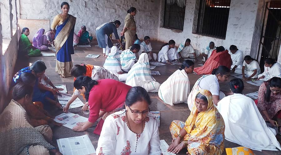 ಕಾರಾಗೃಹದಲ್ಲಿ ಮಹಿಳಾ ಕೈದಿಗಳಿಗೆ ಆಯೋಜಿಸಿದ್ದ ಪೇಪರ್‌ ಬ್ಯಾಗ್‌ ತರಬೇತಿಯ ನೋಟ