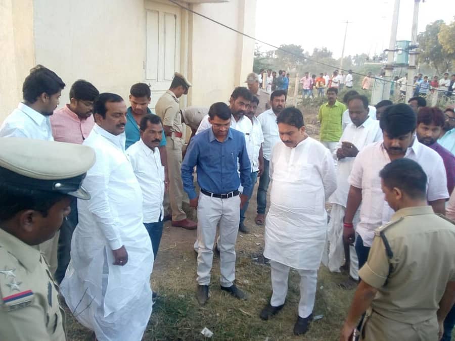 ಯಾದಗಿರಿಯ ಜಿಲ್ಲೆ, ಹುಣಸಗಿ ತಾಲ್ಲೂಕಿನ ತೆಗ್ಗಳ್ಳಿ, ಶಾಖಾಪುರ ಗ್ರಾಮಗಳಿಗೆ ಗುರುವಾರ ಭೇಟಿ ನೀಡಿದ ಜಿಲ್ಲಾ ಉಸ್ತುವಾರಿ ಸಚಿವ ರಾಜಶೇಖರ ಪಾಟೀಲ ಮುದನೂರು ಬಳಿಯ ಬಾವಿ ಸ್ಥಳ ಪರಿಶೀಲಿಸಿದರುಪ್ರಜಾವಾಣಿ ಚಿತ್ರಗಳು: ಪವನ್ ಕುಲಕರ್ಣಿ