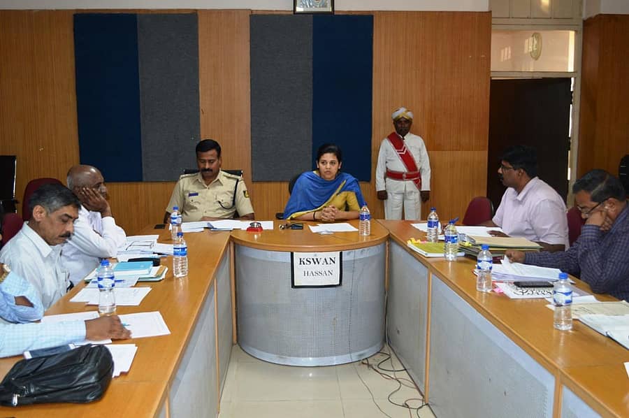 ಹಾಸನದಲ್ಲಿ ಜಿಲ್ಲಾಧಿಕಾರಿ ರೋಹಿಣಿ ಸಿಂಧೂರಿ ಅವರು ಅಧಿಕಾರಿಗಳ ಸಭೆ ನಡೆಸಿದರು.