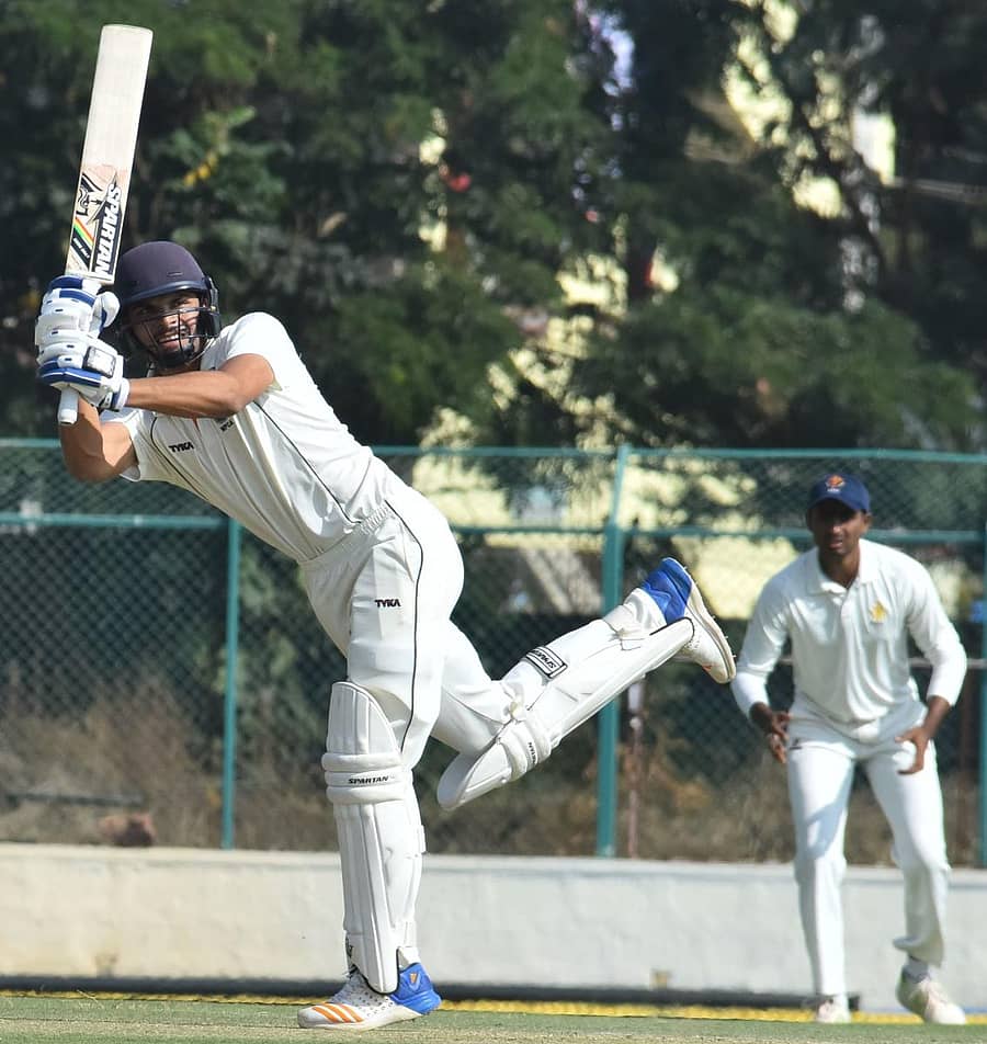 ಮಧ್ಯಪ್ರದೇಶದ ಅಶುತೋಷ್ ಬ್ಯಾಟಿಂಗ್ ವೈಖರಿ –ಚಿತ್ರ/ತಾಜುದ್ದೀನ್ ಆಜಾದ್