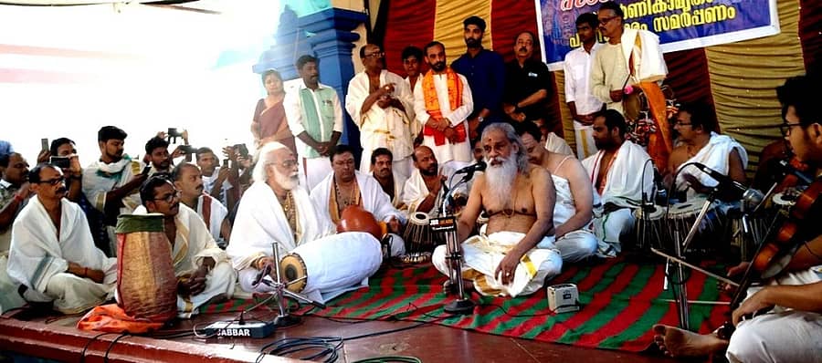 ಕೊಲ್ಲೂರಿನ ಶ್ರೀ ಮೂಕಾಂಬಿಕಾ ದೇವಸ್ಥಾನದ ಸ್ವರ್ಣಮುಖಿ ಬಯಲು ರಂಗ ಮಂಟಪದಲ್ಲಿ ಗುರುವಾರ ಕೆ.ಜೆ.ಯೇಸುದಾಸ್ ಸಂಗೀತ ಕಛೇರಿ ನಡೆಸಿದರು.