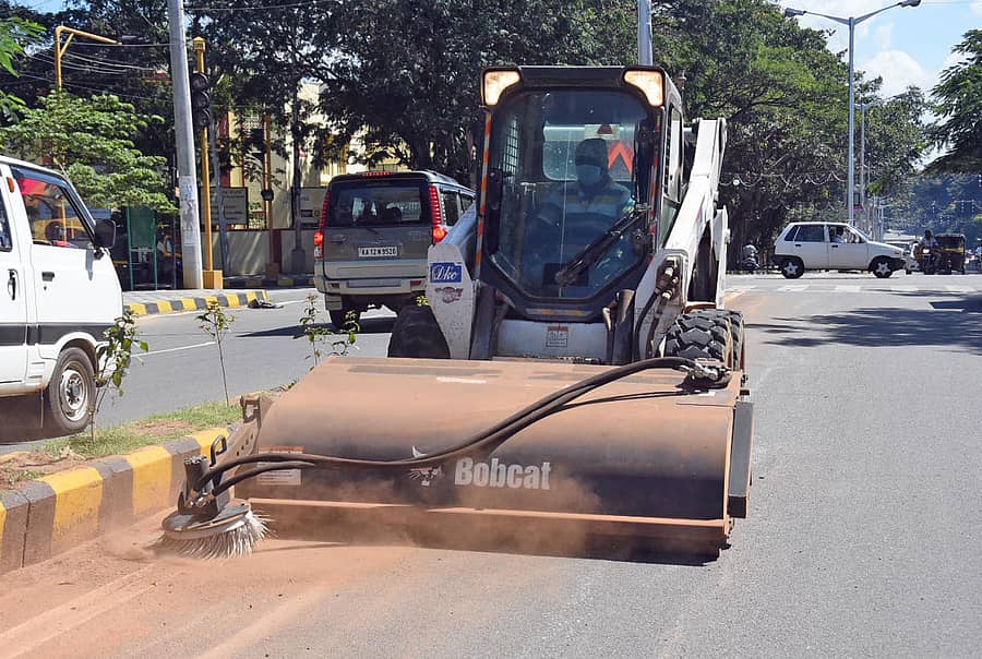 ರಸ್ತೆ ಸ್ವಚ್ಛಗೊಳಿಸುತ್ತಿರುವ ಯಂತ್ರ–ಸಂಗ್ರಹ ಚಿತ್ರ