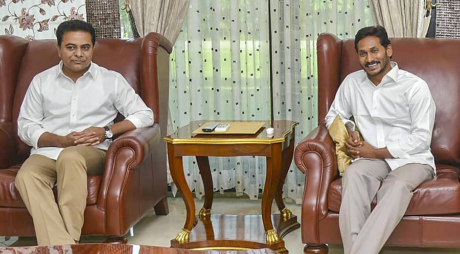 ಟಿಆರ್‌ಎಸ್‌ ಕಾರ್ಯಾಧ್ಯಕ್ಷ ಟಿ. ರಾಮಾ ರಾವ್‌ ಬುಧವಾರ ಹೈದರಾಬಾದ್‌ನಲ್ಲಿ ವೈಎಸ್‌ಆರ್‌ ಕಾಂಗ್ರೆಸ್‌ ಮುಖ್ಯಸ್ಥ ವೈ.ಎಸ್‌. ಜಗಮೋಹನ್‌ ರೆಡ್ಡಿ ಜತೆ ಮಾತುಕತೆ ನಡೆಸಿದರು –ಪಿಟಿಐ ಚಿತ್ರ