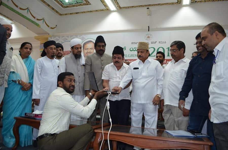 ಫಲಾನುಭವಿಗಳನ್ನು ಲಾಟರಿ ಪ್ರಕ್ರಿಯೆ ಮೂಲಕ ಜಮೀರ್‌ ಅಹ್ಮದ್‌ ಖಾನ್‌ ಆಯ್ಕೆ ಮಾಡಿದರು. ಯುವಜನ ಸೇವೆ ಮತ್ತು ಕ್ರೀಡಾ ಸಚಿವ ರಹೀಂ ಖಾನ್‌, ಆರ್‌.ರೋಷನ್‌ ಬೇಗ್‌, ವಿಧಾನ ಪರಿಷತ್‌ ಸದಸ್ಯ ನಸೀರ್‌ ಅಹ್ಮದ್‌ ಇದ್ದಾರೆ