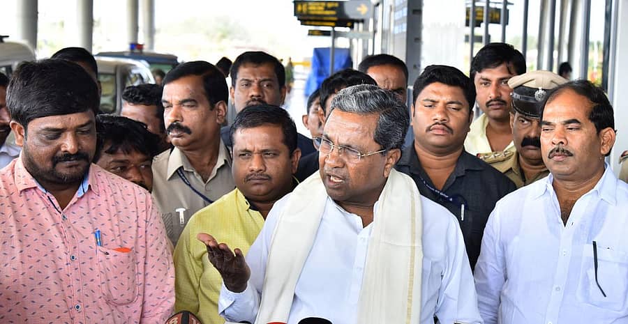 ಹುಬ್ಬಳ್ಳಿ ವಿಮಾನ ನಿಲ್ದಾಣದಲ್ಲಿ ಗುರುವಾರ ರಾಜ್ಯ ಸಮ್ಮಿಶ್ರ ಸರ್ಕಾರದ ಸಮನ್ವಯ ಸಮಿತಿ ಅಧ್ಯಕ್ಷ ಸಿದ್ದರಾಮಯ್ಯ ಮಾತನಾಡಿದರು. ಸಚಿವ ಸಿ.ಎಸ್.ಶಿವಳ್ಳಿ ಇದ್ದಾರೆ –ಪ್ರಜಾವಾಣಿ ಚಿತ್ರ