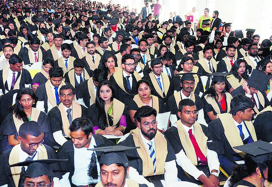 ರಾಮಯ್ಯ ಅನ್ವಯಿಕ ವಿಜ್ಞಾನಗಳ ವಿಶ್ವವಿದ್ಯಾಲಯದ ಘಟಿಕೋತ್ಸವದಲ್ಲಿ ಭಾಗವಹಿಸಿದ್ದ ವಿದ್ಯಾರ್ಥಿಗಳು