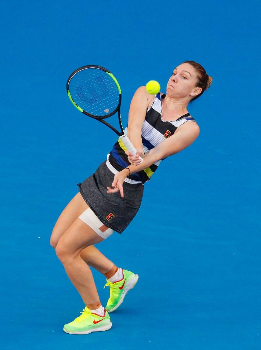 ವೀನಸ್ ವಿಲಿಯಮ್ಸ್ ಬಾರಿಸಿದ ಚೆಂಡನ್ನು ಹಿಂತಿರುಗಿಸಲು ಪ್ರಯತ್ನಿಸಿದ ಸಿಮೊನಾ ಹಲೆಪ್ –ಎಎಫ್ಪಿ ಚಿತ್ರ